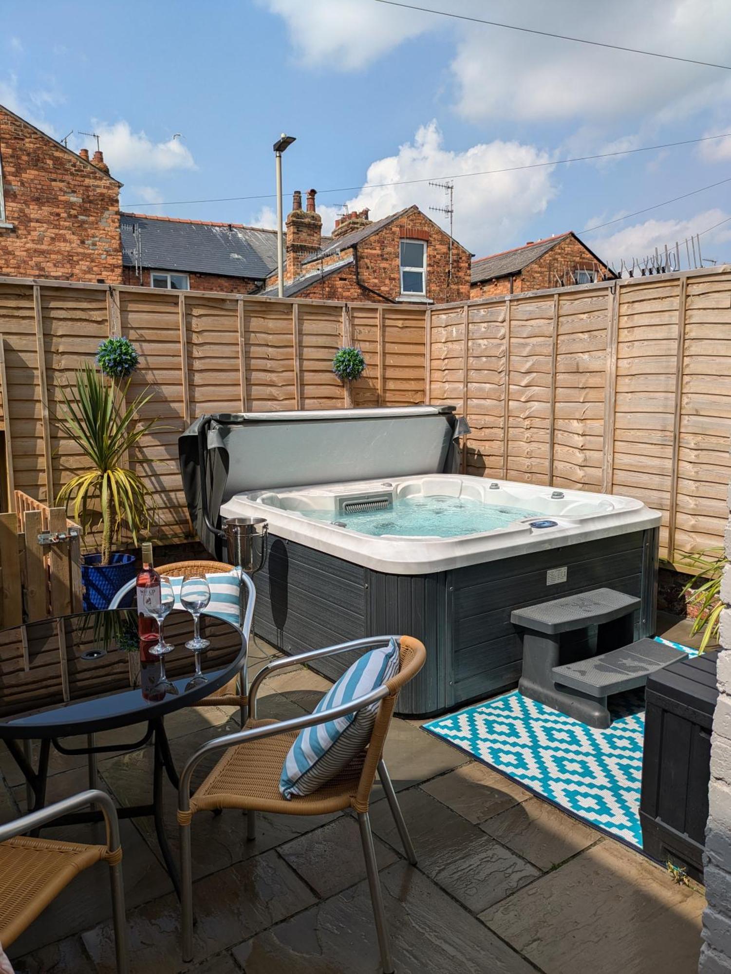 Seaside Escapes - With Relaxing Hot Tub! Scarborough Exterior foto